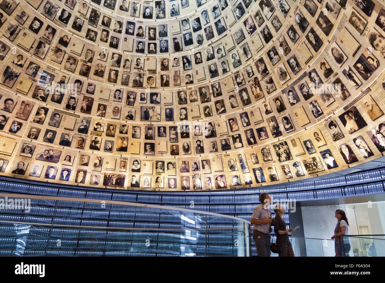 Basso angolo di visione delle persone nella Sala dei Nomi a Yad Vashem di Gerusalemme, Israele Foto Stock
