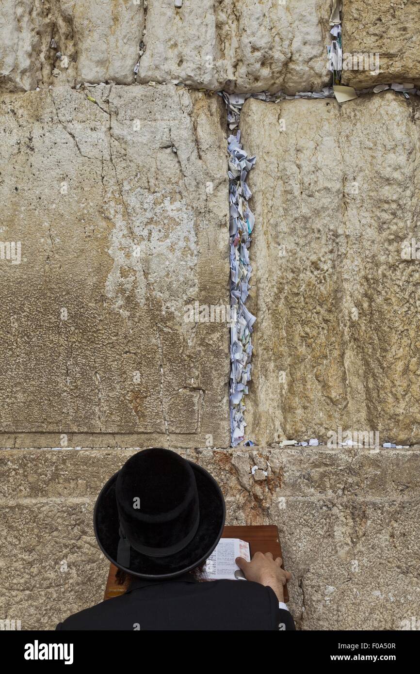 Vista posteriore di uomo che prega sul Muro del Pianto, Gerusalemme, Israele Foto Stock