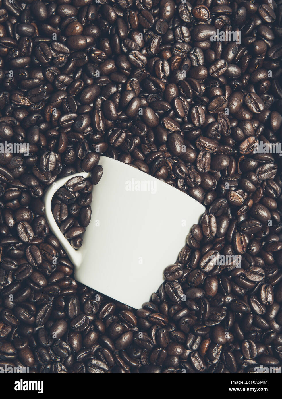 Tazza di caffè bloccato nei chicchi di caffè Foto Stock