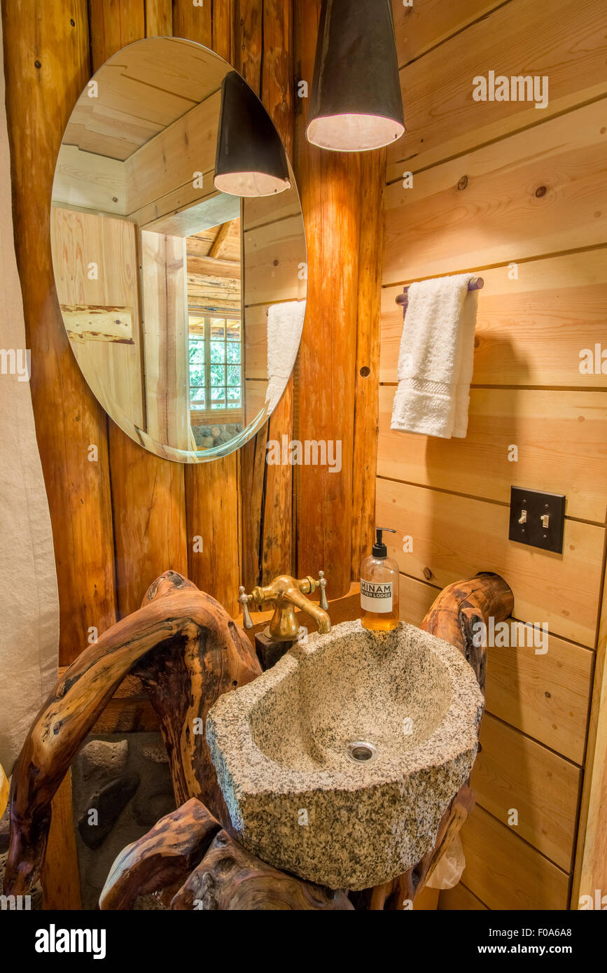 Bagno artistico di un log cabin a Minam River Lodge in Oregon Wallowa della montagna. Foto Stock