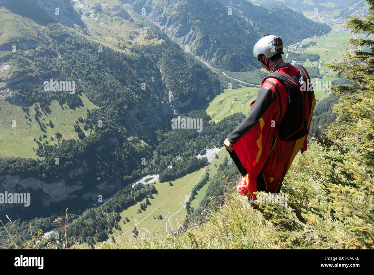 Wingsuit ponticello di base è sempre pronto a saltare da una scogliera e controllo dell'altitudine da rivolta verso il basso e regolare le sue ali. Foto Stock