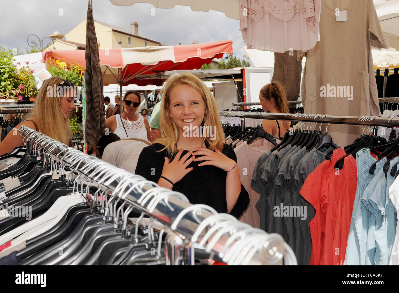 Adolescente ragazza shopping per i vestiti al mercato a Puy l'Eveque nel Midi Pirenei regione della Francia Foto Stock