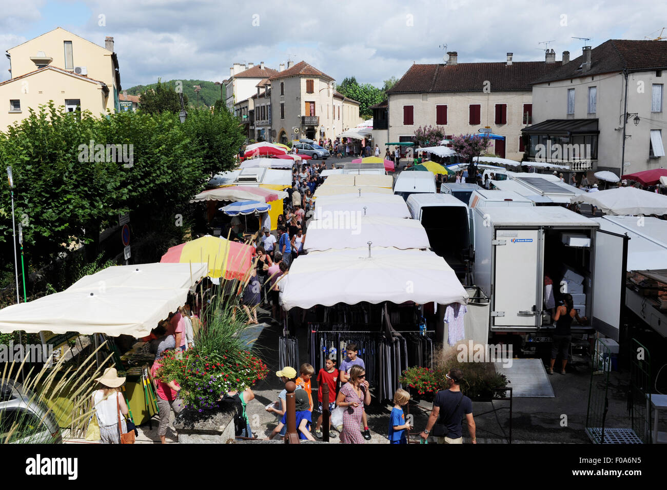 Giornata di mercato a Puy-l'Eveque che è una piccola città in Francia situato nel dipartimento di Lot, all'interno della regione Midi-Pirenei. Foto Stock