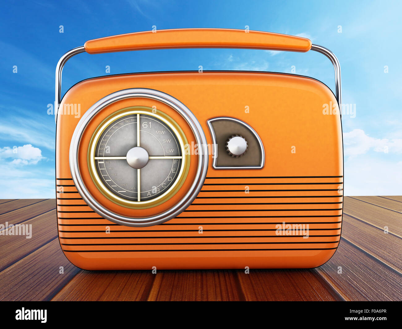 Vintage radio arancione in piedi su tavole di legno Foto Stock