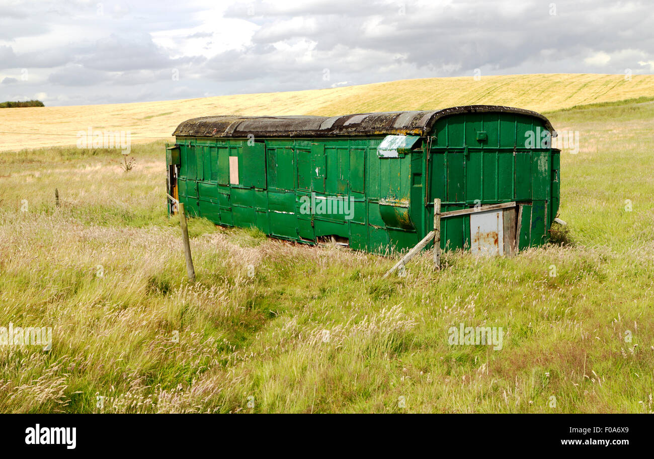Un vecchio verde carrozza ferroviaria in un campo adiacente alla Forvie Riserva Naturale Nazionale, Aberdeenshire, Scotland, Regno Unito. Foto Stock