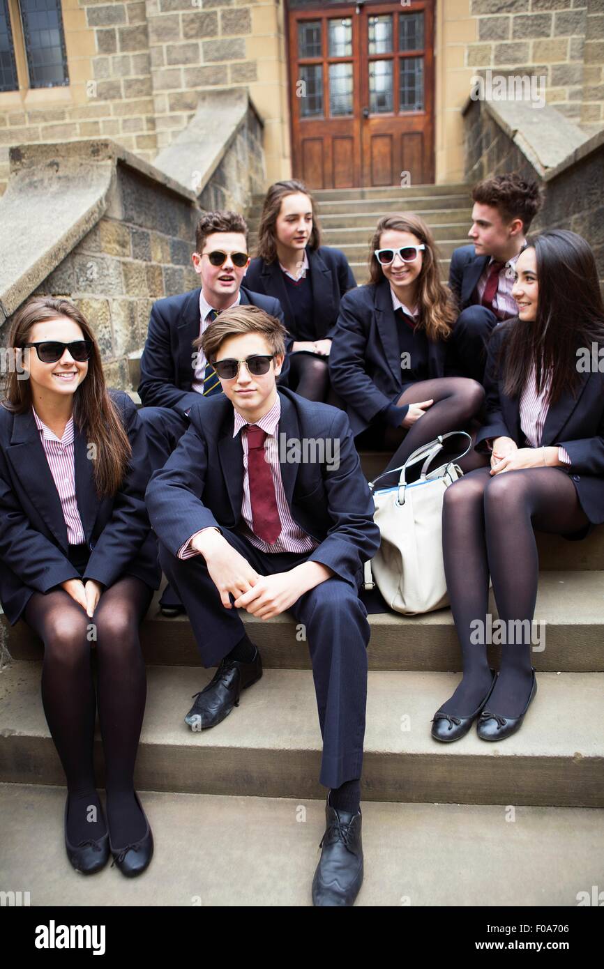 Un gruppo di compagni di classe relax sui passaggi Foto Stock
