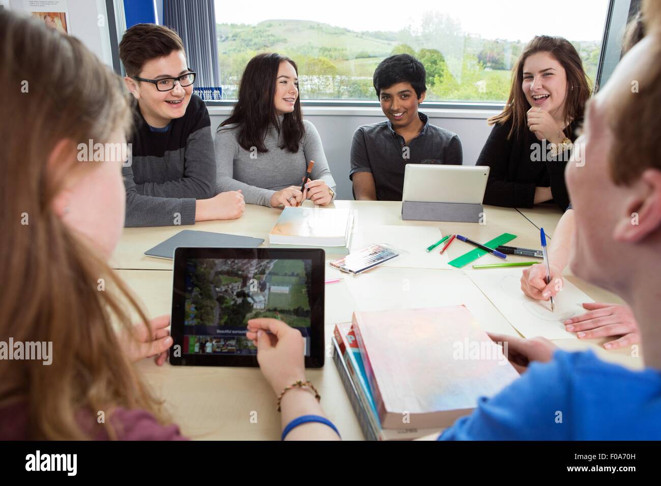 Un gruppo di compagni di classe a studiare in aula Foto Stock