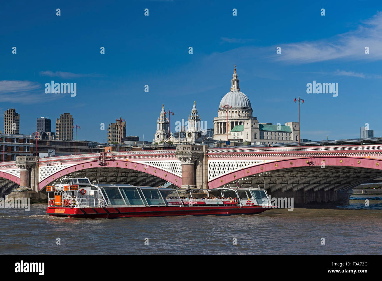 Blackfriars Bridge, la cattedrale di St Paul e la barca turistica. London REGNO UNITO Foto Stock