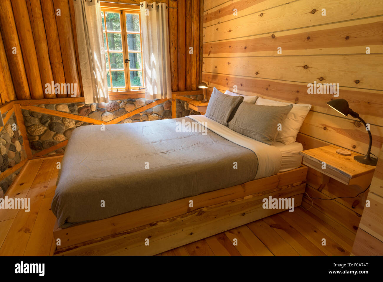 Camera da letto di un log cabin a Minam River Lodge in Oregon Wallowa della montagna. Foto Stock