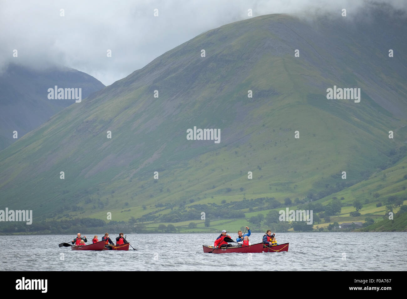 Un gruppo di persone in canoe barche su Wastwater nel distretto del lago, Cumbria, Regno Unito Foto Stock