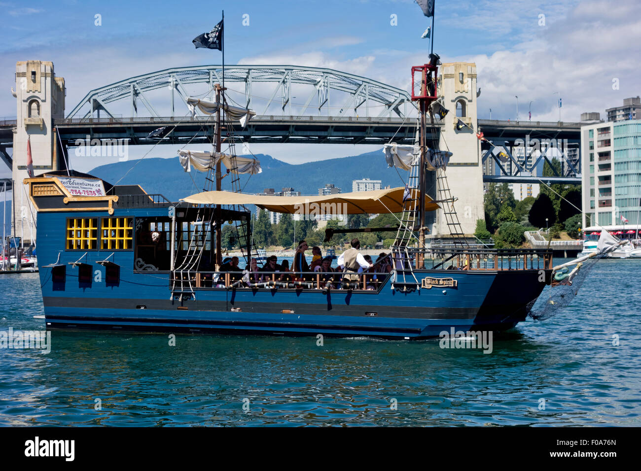 Turisti che si godono il pirata avventure escursioni in barca vela attraverso False Creek da Granville Island in Vancouver, BC, Canada. Foto Stock