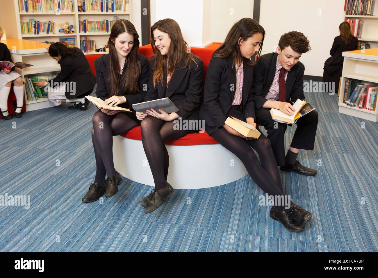 Un gruppo di studenti della lettura in biblioteca Foto Stock