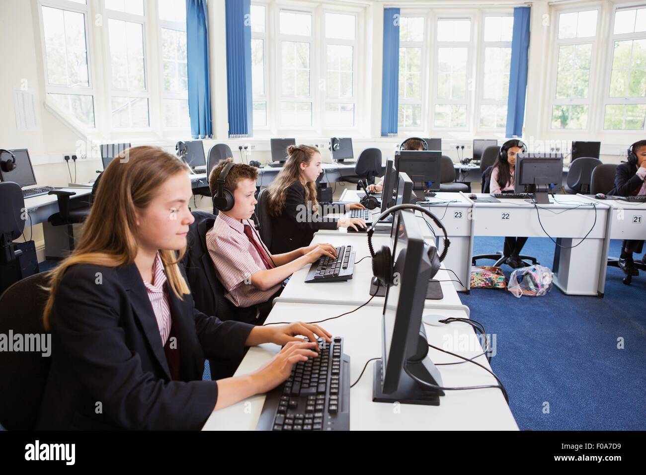 Gli studenti che usano il computer in aula Foto Stock
