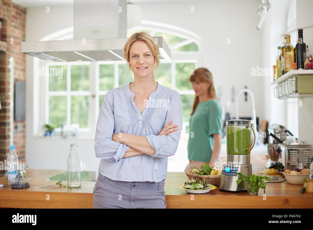 Immagini Stock - Mano Di Giovane Donna Che Prepara Frullato Di Frutta In Un  Frullatore Elettrico Mentre È In Piedi Accanto Al Tavolo Della Cucina.  Image 176643145