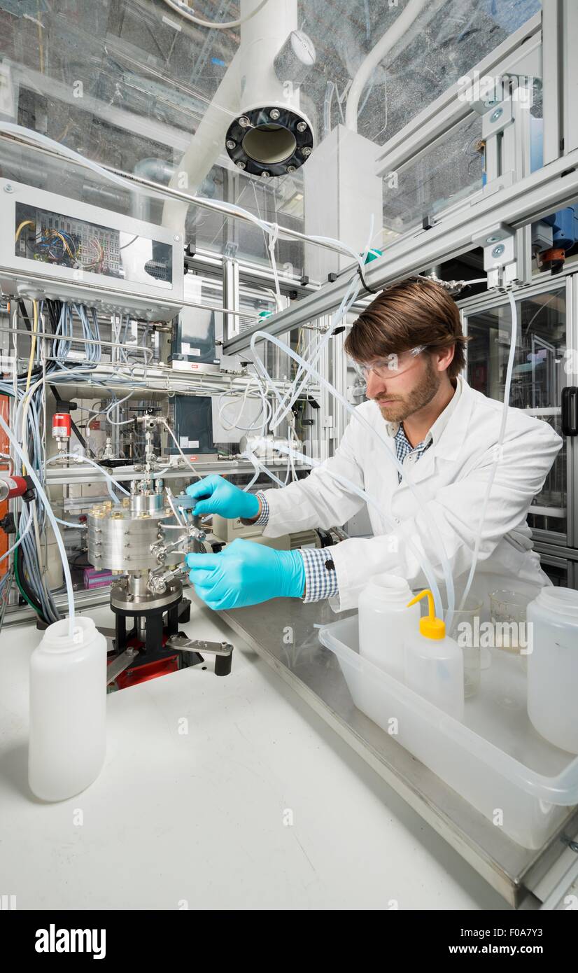 Scienziato maschio, facendo ricerche su una tecnologia innovativa per la miscelazione di prodotti chimici, a hightech azienda startup Foto Stock