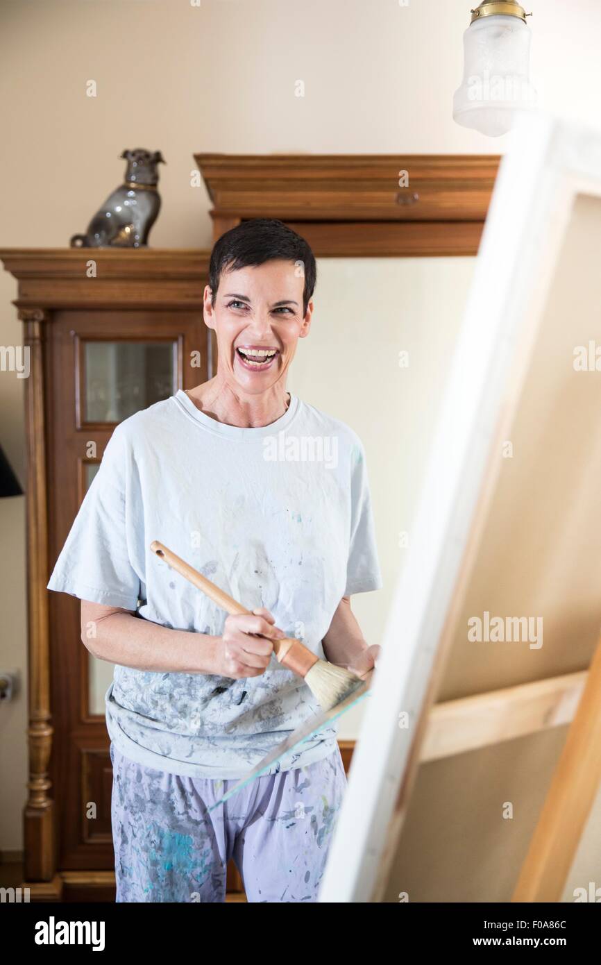 Donna dipinto a casa Foto Stock