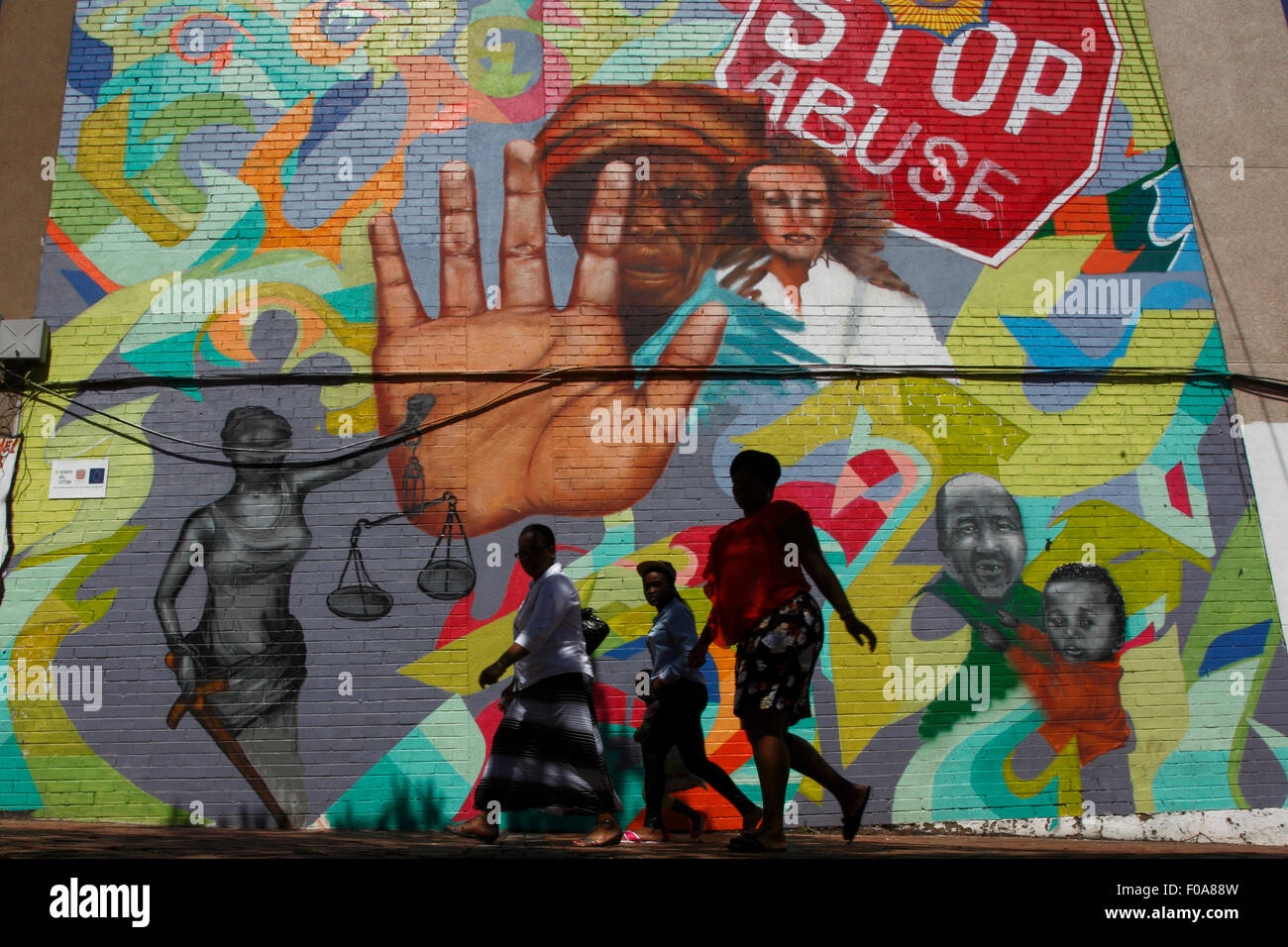 Street murales e graffiti parlare fuori polizia brutalità su Miriam Makeba street in Newtown area del centro cittadino di Johannesburg, Foto Stock
