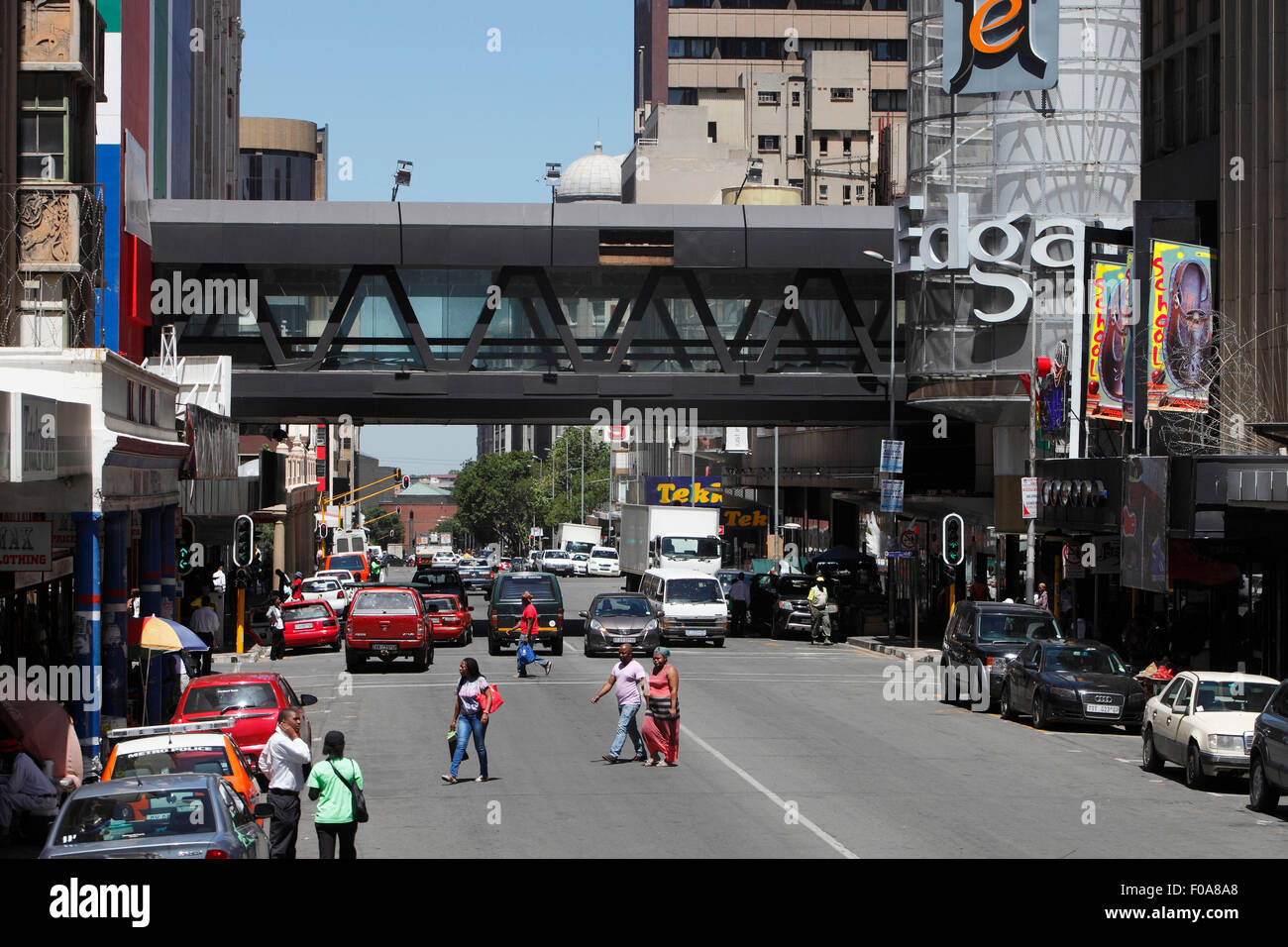 Sud Africa, Johannesburg. Visualizza in basso Plein Street durante un giro su Joburg del primo tour bus della città interna, CBD shopping dist Foto Stock