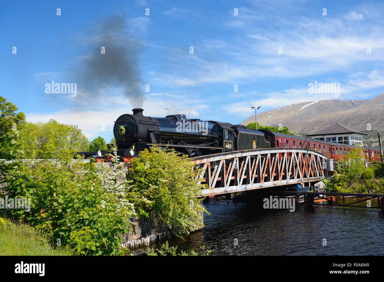 West Coast Ferrovie treno a vapore che attraversa il ponte girevole a Nettuno su scala il Caledonian Canal a Fort William, in Scozia. Foto Stock