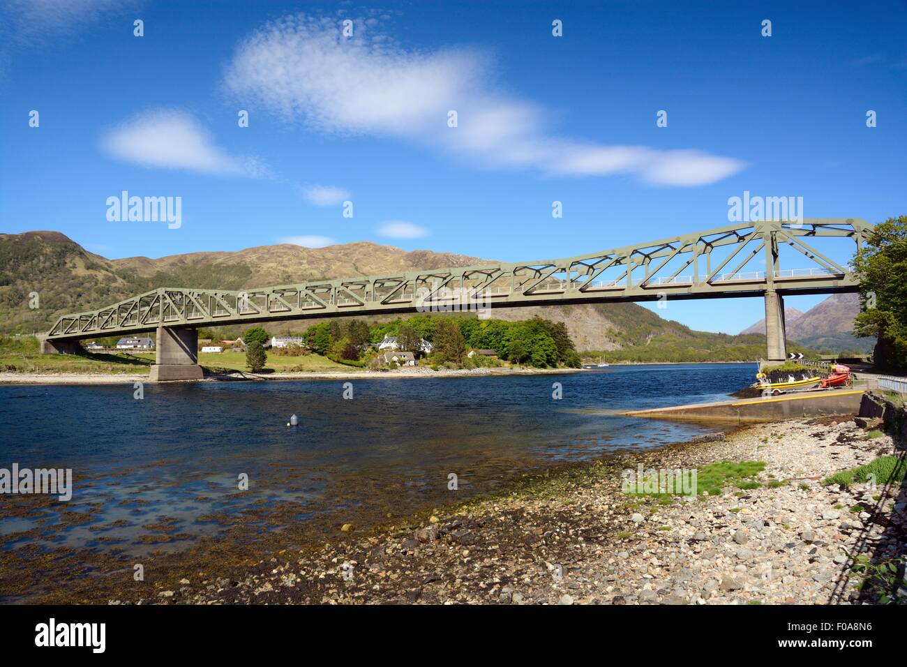 Trave di acciaio ponte stradale attraversando l'entrata a Loch Leven a North Ballachulish in Scozia occidentale. Foto Stock