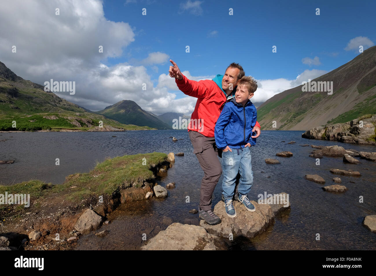 Un padre e figlio di esplorare il lago quartiere a Wastwater, Cumbria, Regno Unito Foto Stock