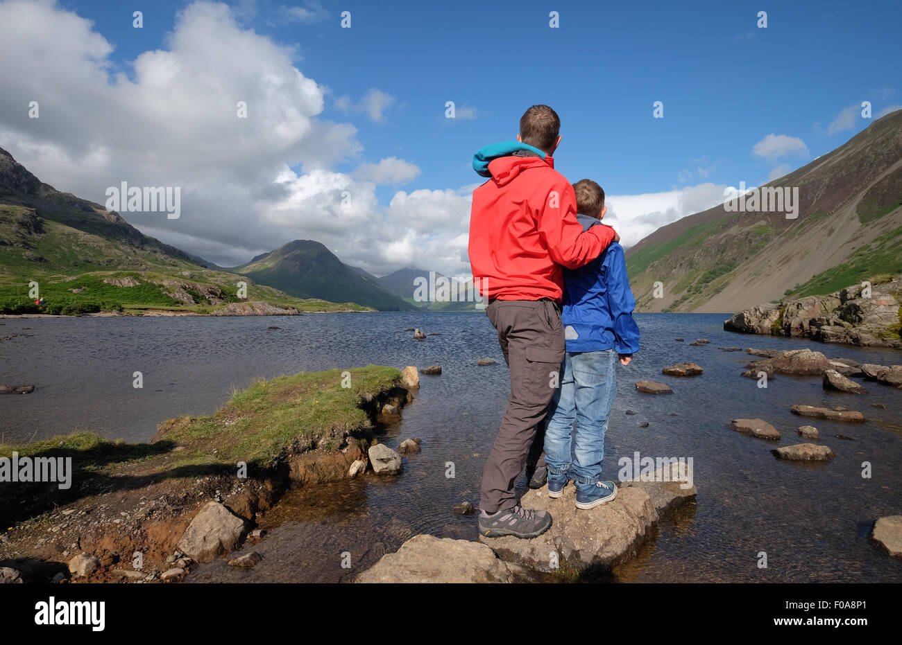 Un padre e figlio di godere della vista a Wastwater nel Lake District Cumbria, Regno Unito Foto Stock