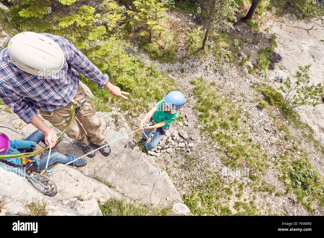 Padre e figli rock climbing, Ehrwald, Tirolo, Austria Foto Stock