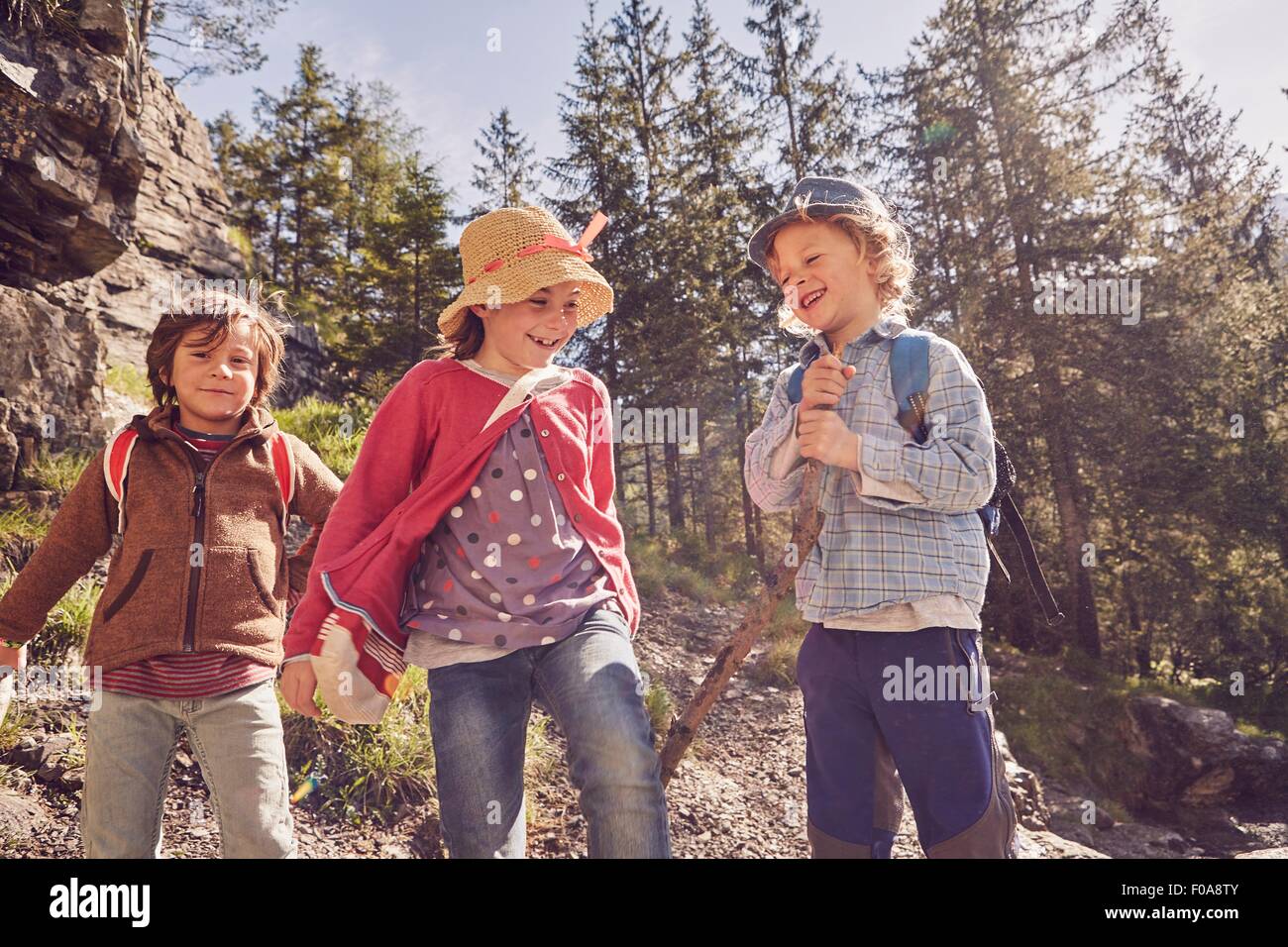 Tre bambini di esplorare la foresta Foto Stock