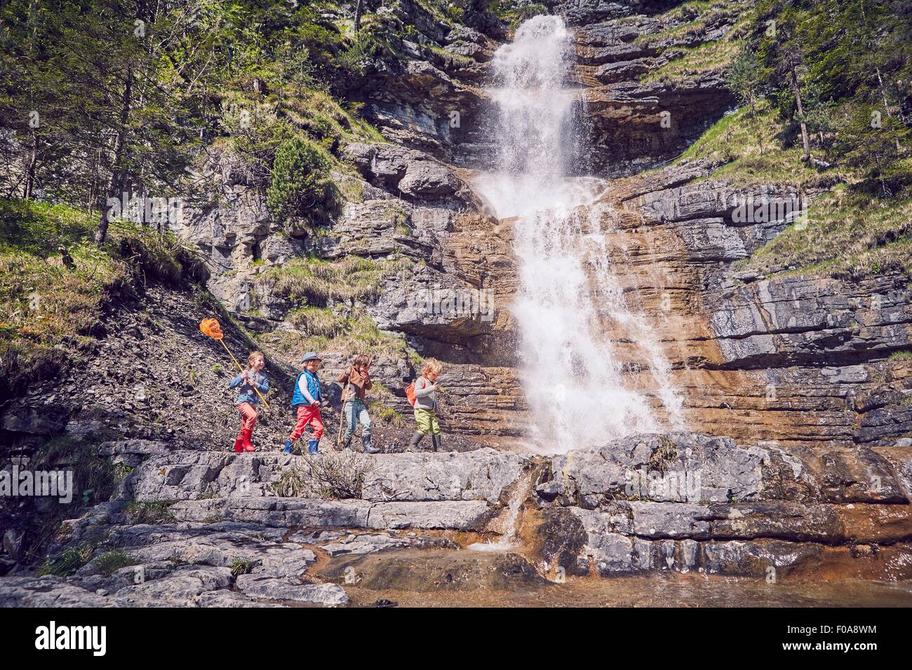 Gruppo di bambini di esplorare da cascata Foto Stock