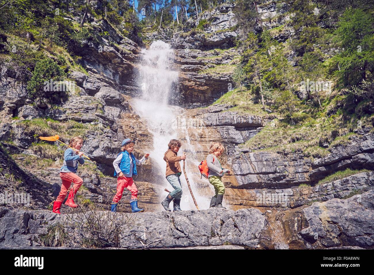 Gruppo di bambini di esplorare da cascata Foto Stock
