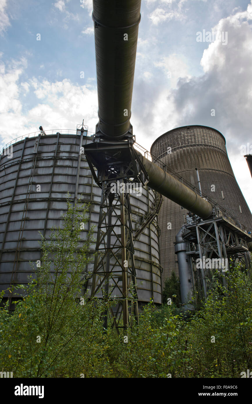 Sulle rive del fiume Sambre nel distretto di Monceau-sur-Sambre, Charleroi è i resti di IM Power Station. Foto Stock