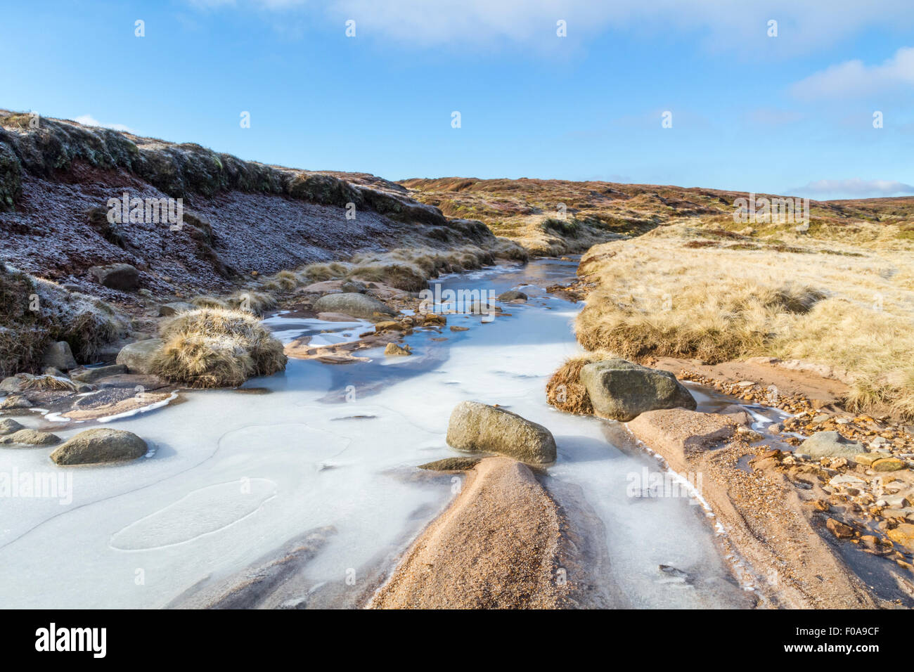 Un flusso di congelato sul peatland in inverno. Edale Moor, Kinder Scout, Derbyshire, Parco Nazionale di Peak District, England, Regno Unito Foto Stock