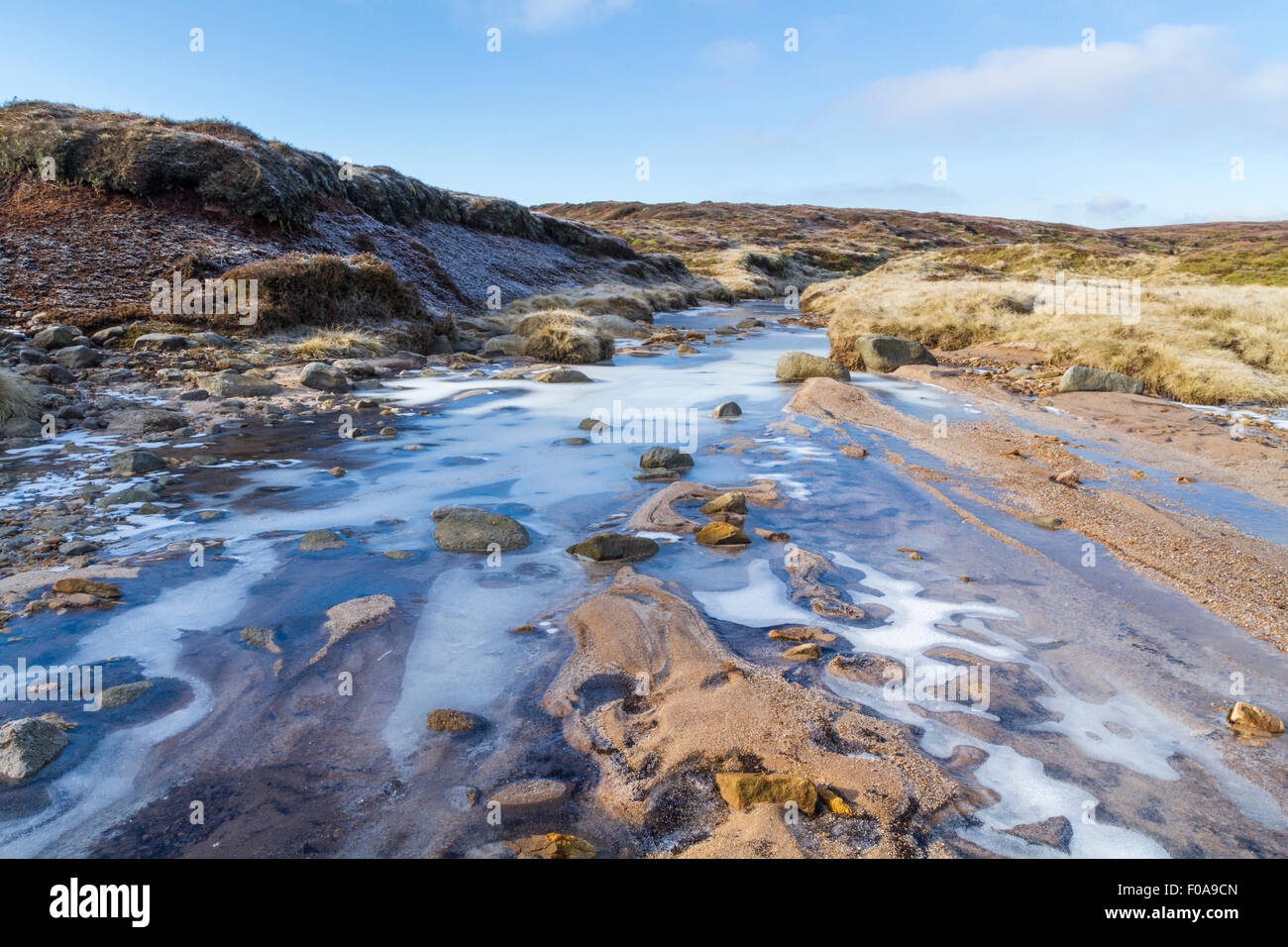 Un flusso di congelato sul peatland durante l'inverno, Edale Moor, Kinder Scout, Derbyshire, Parco Nazionale di Peak District, England, Regno Unito Foto Stock