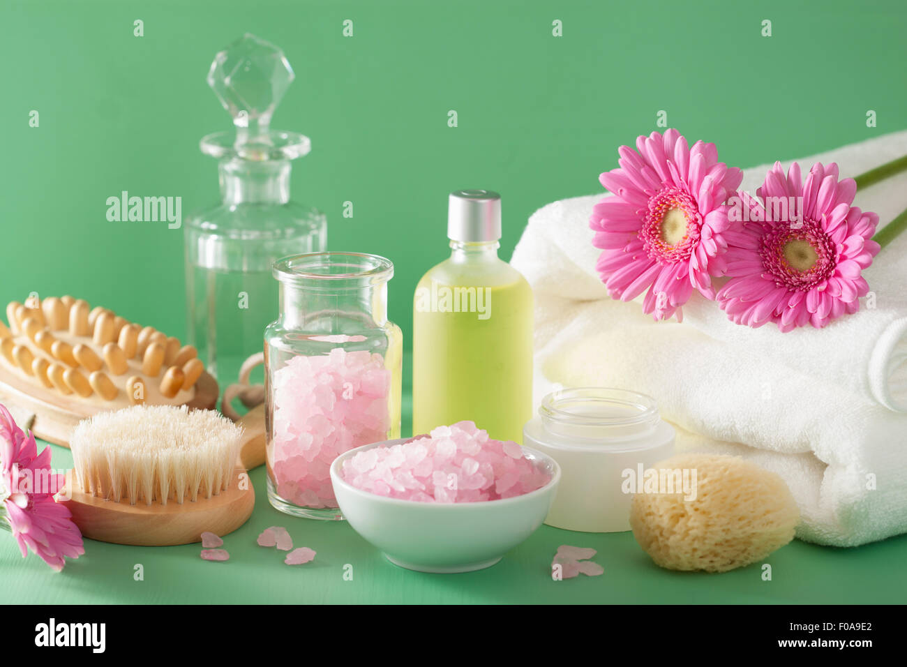 Aromaterapia spa con fiori di gerbera olio essenziale spazzola Foto Stock