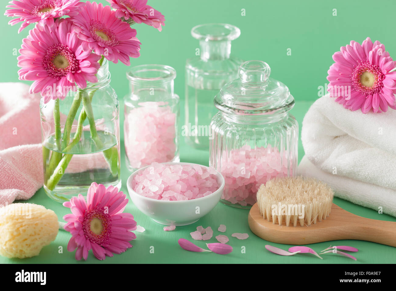 Aromaterapia spa con fiori di gerbera olio essenziale spazzola Foto Stock