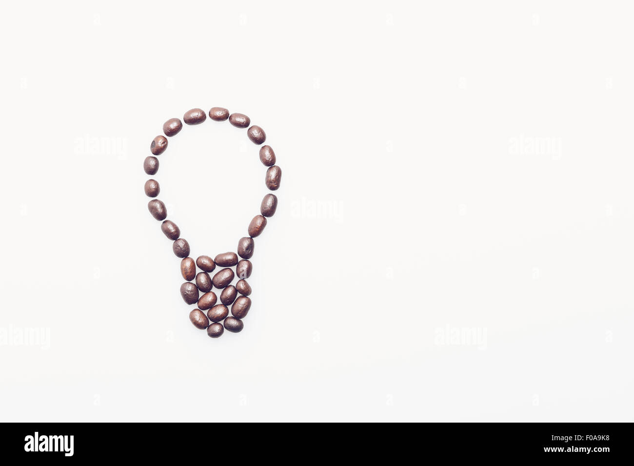 Simbolo di lampadine fatta con i chicchi di caffè. Plenaty dello spazio lasciato per testo, ecc. Foto Stock