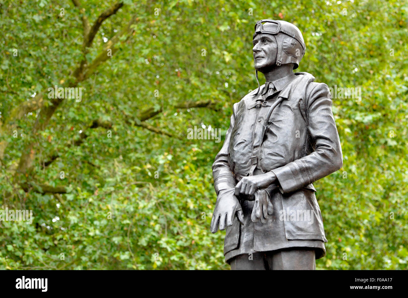 Londra, Inghilterra, Regno Unito. Statua (2010; Les Johnson) di Sir Keith Park (1892-1975; RAF commander) in luogo di Waterloo Foto Stock