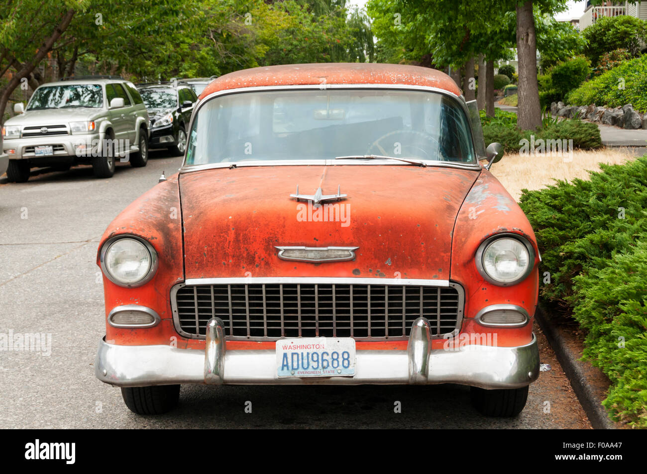 Un vecchio arrugginito Chevrolet Bel Air parcheggiato a fianco di un American road. Foto Stock