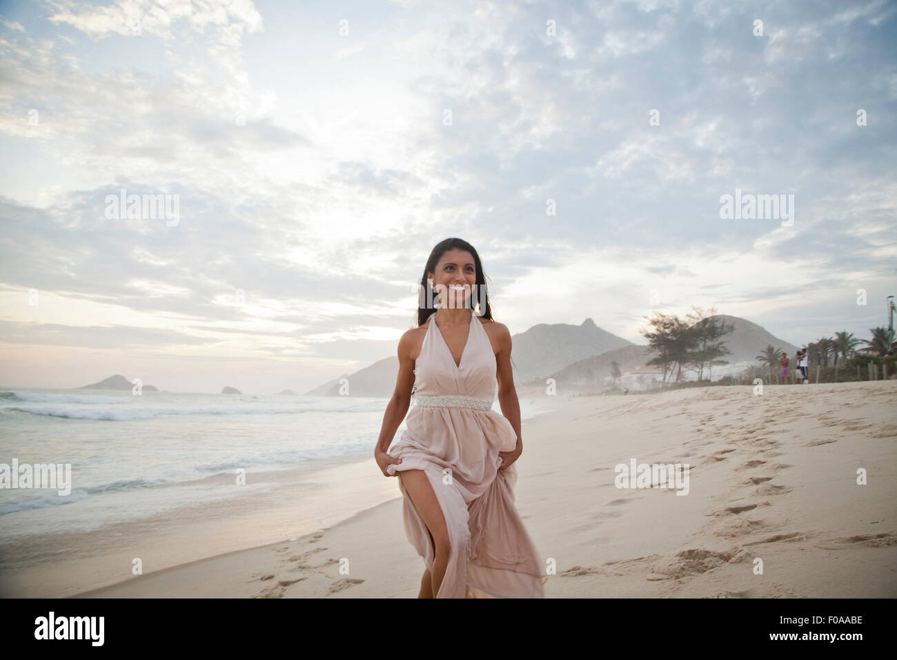 Metà donna adulta camminando lungo la spiaggia Foto Stock