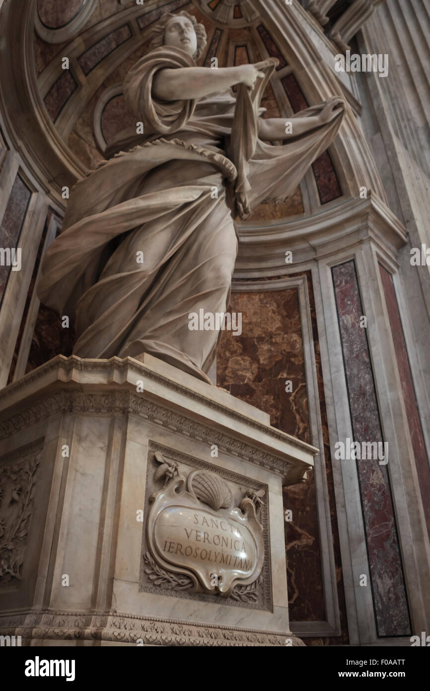 Statua di San Veronica. Chiesa di San Pietro, Città del Vaticano. Roma, Italia Foto Stock