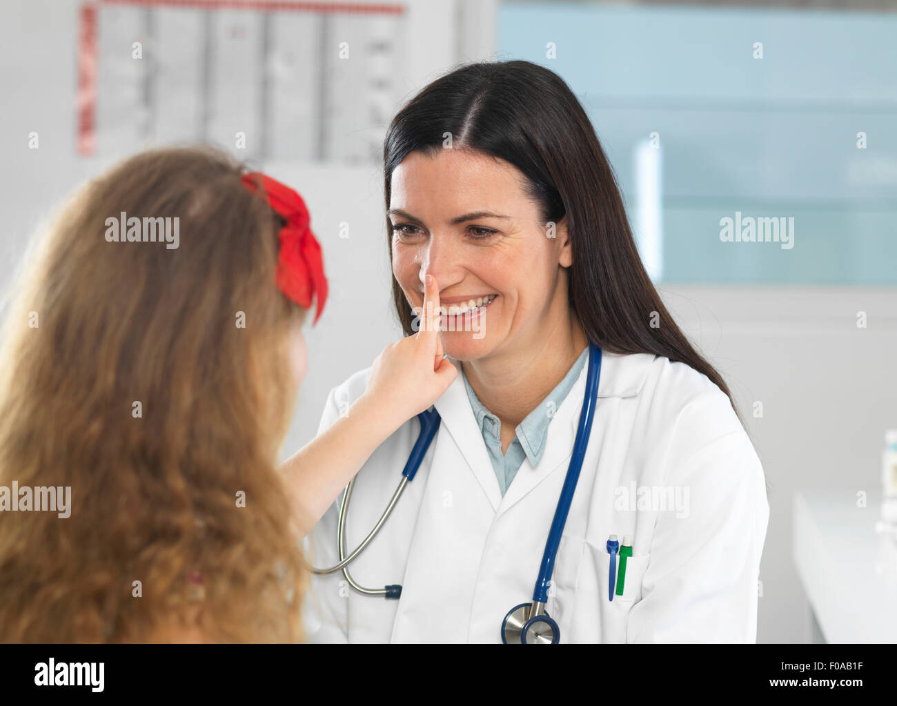 Medico il legame con la ragazza giovane durante la consultazione Foto Stock