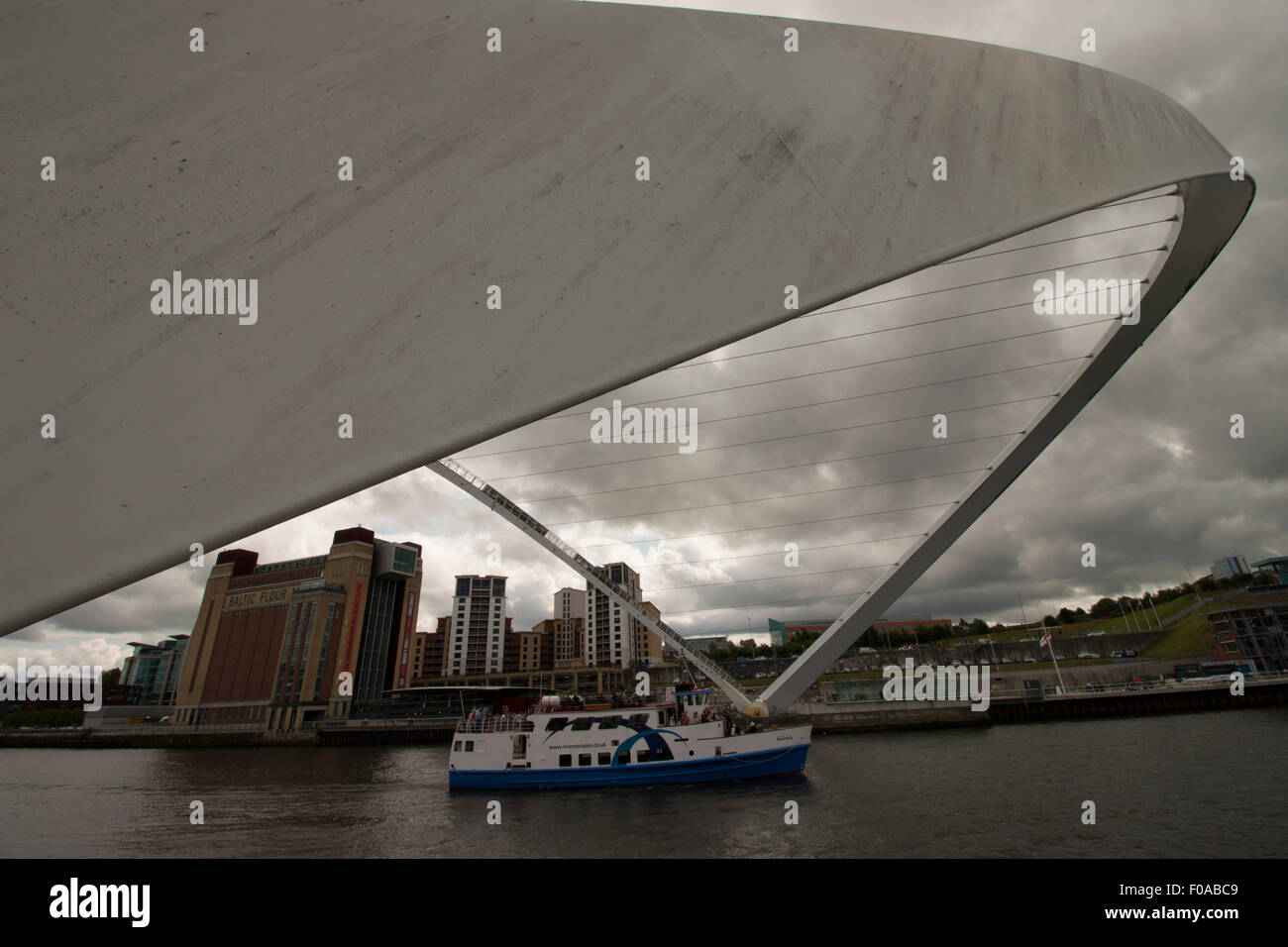 Gateshead Millennium Bridge aprirsi con traghetto passando sotto Foto Stock Gateshead Millennium Bridge aprirsi con traghetto passando sotto Foto Stock