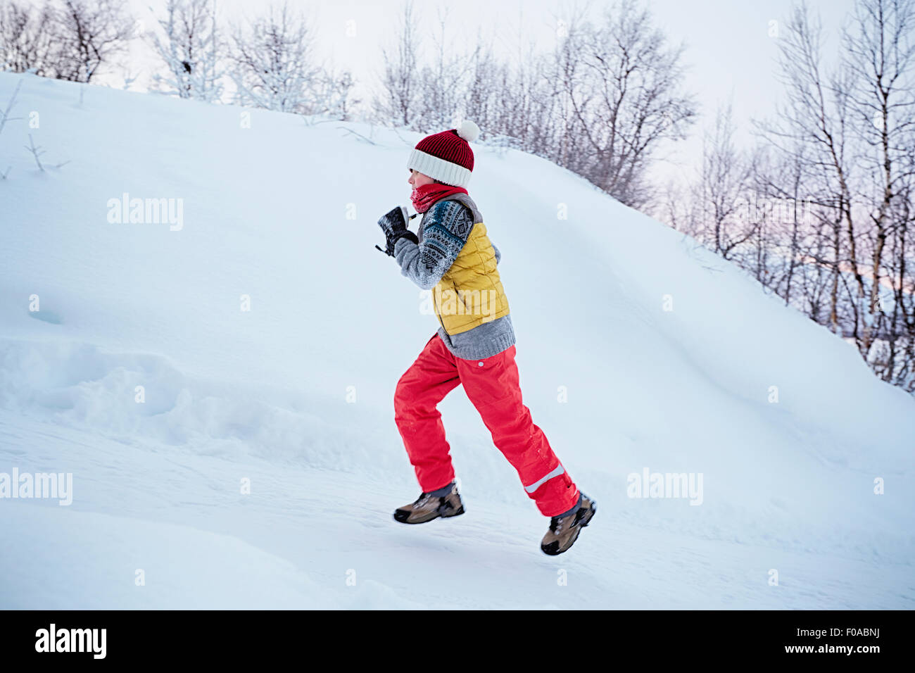 Ragazzo fino in esecuzione coperta di neve hill, Hemavan,Svezia Foto Stock