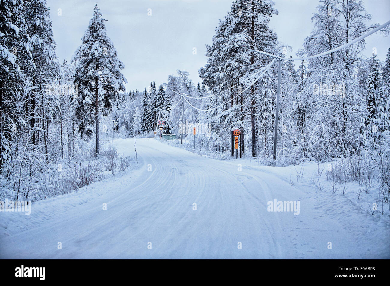 Vuoto coperto di neve strada rurale, Hemavan, Svezia Foto Stock