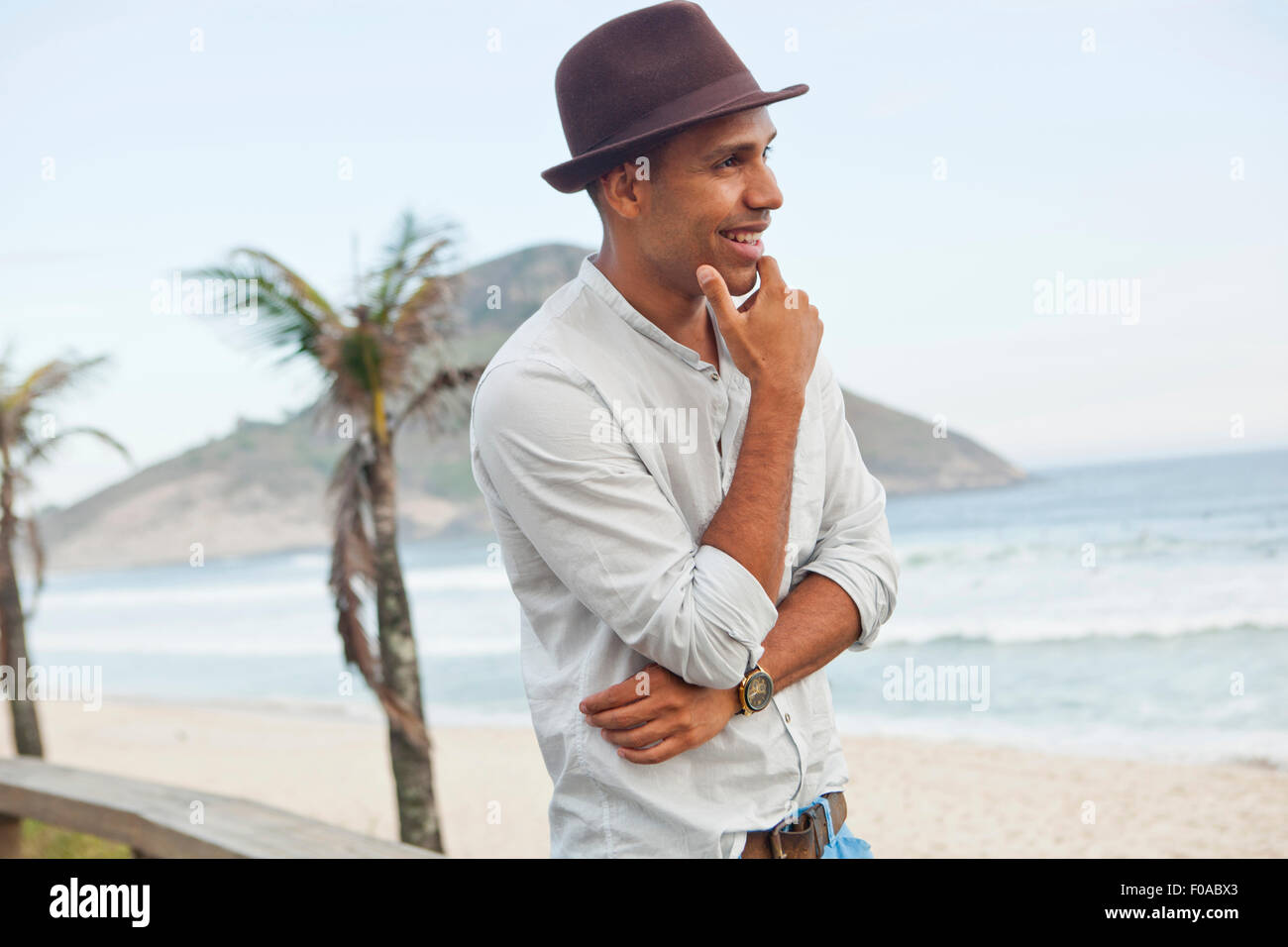 Metà uomo adulto che guarda al mare, Rio de Janeiro, Brasile Foto Stock