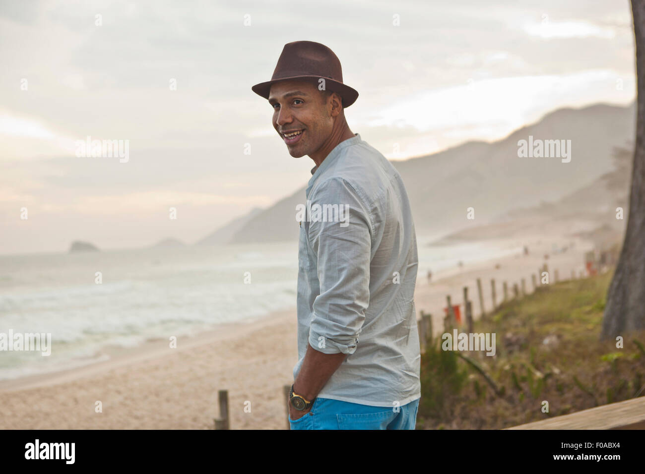 Ritratto di metà uomo adulto a beach, Rio de Janeiro, Brasile Foto Stock
