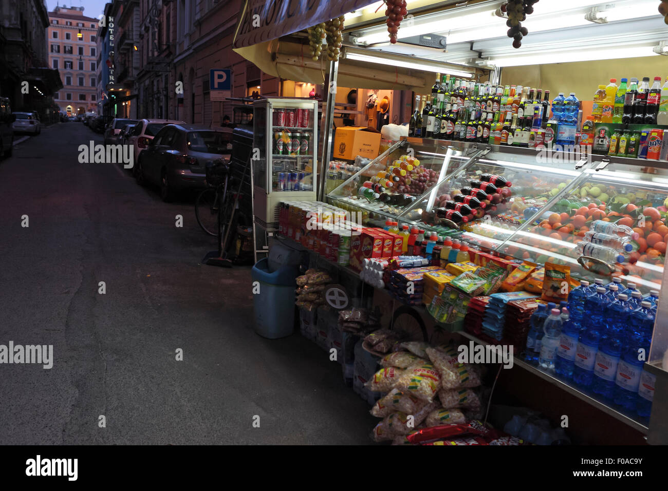 I mercanti del mercato notturno si aprono per catturare il traffico dei pendolari, Piazza dei Cinquecento fuori Piazza della Repubblica. Roma, Italia Foto Stock