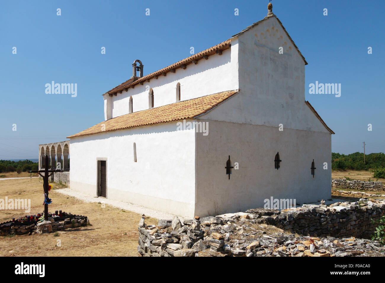 Mednjan, Istria, Croazia. La 8c romanica chiesa di Santa Fosca, un luogo di pellegrinaggio, famoso per la sua energia e poteri di guarigione Foto Stock