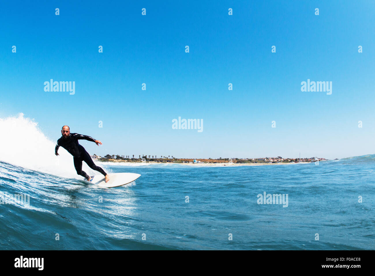 Surfer cavalcando le onde in oceano, CALIFORNIA, STATI UNITI D'AMERICA Foto Stock