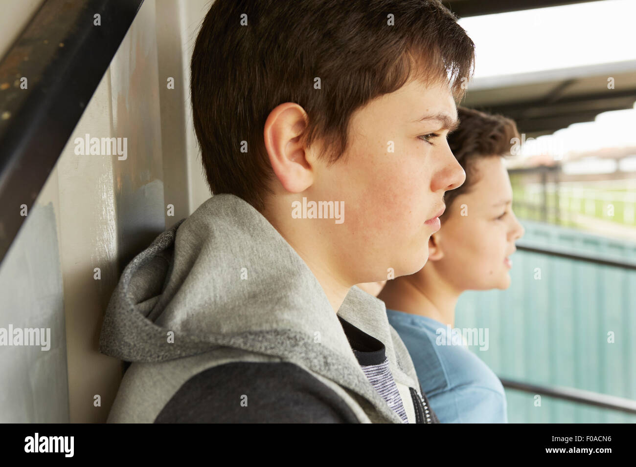 Due ragazzi guardando fuori dal rifugio Foto Stock